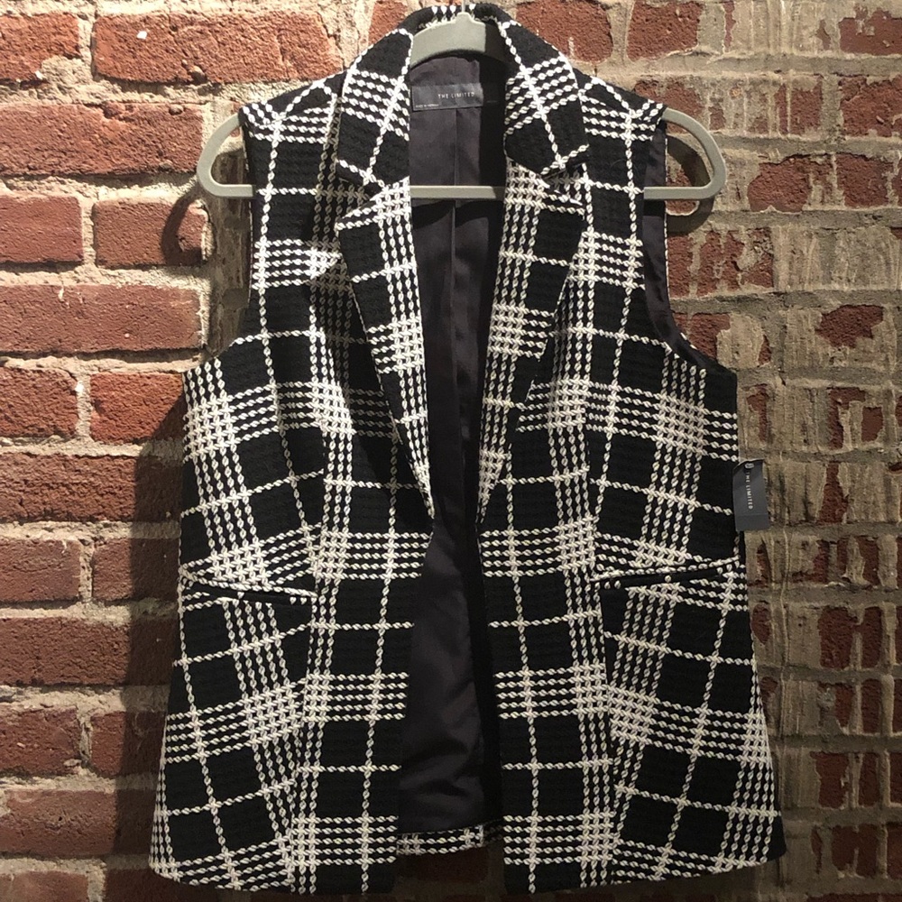 Sleeveless blazer